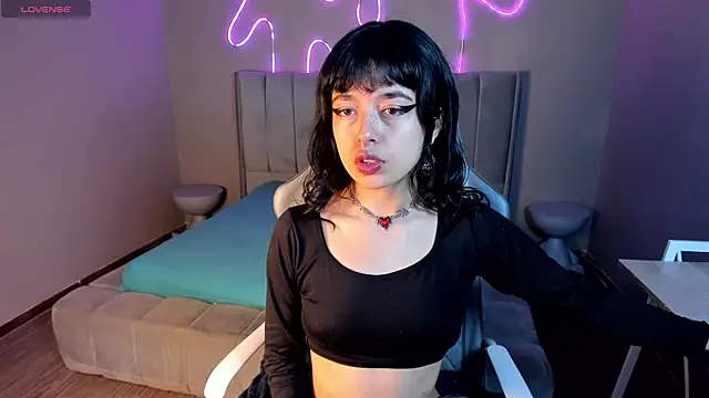 Saphyralux online show from April 2026 09:10:02 PM