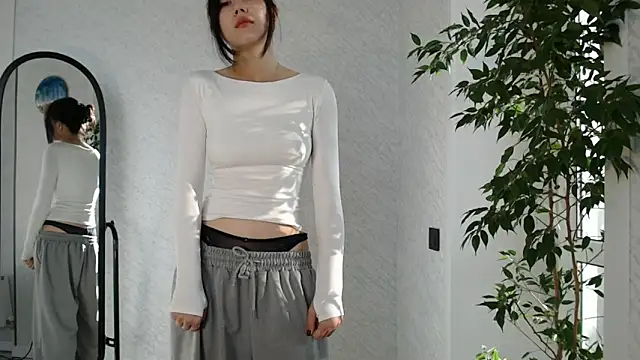 SecretTiny online show from April 2026 02:00:02 AM