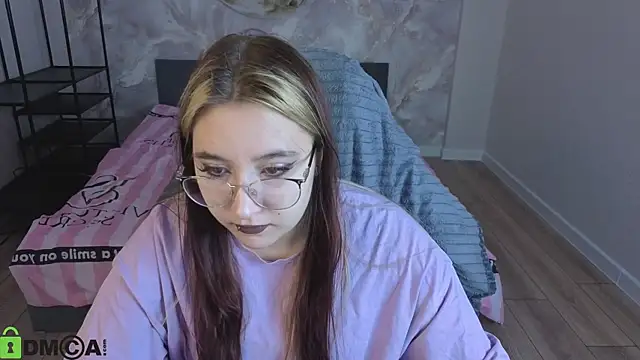 Luna Host online show from April 2026 01:33:01 AM