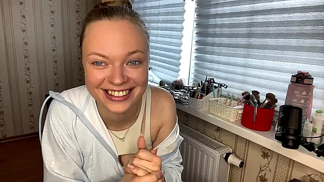 LolaZola online show from April 2026 11:55:01 AM