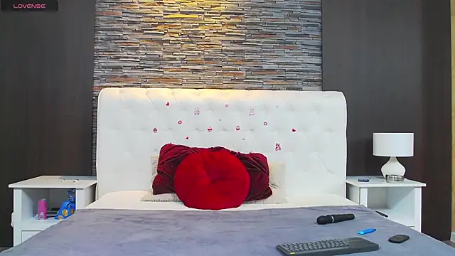 RaynaTess online show from April 2026 02:09:02 PM