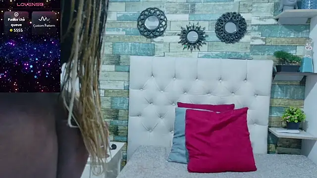 Skylernaomi online show from April 2026 01:23:01 PM