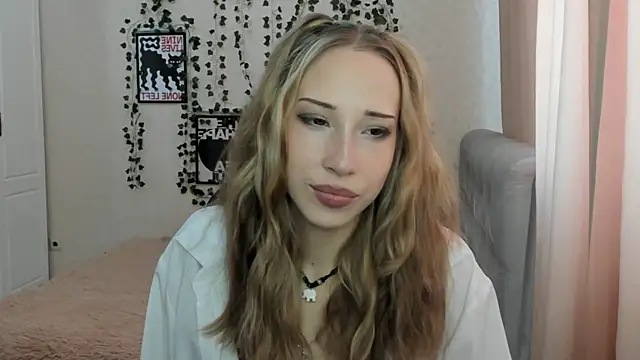 Snapshot of Emmarayder chatting on April 2026 10:30:01 AM Emmarayder online show from April 2026 10:30:01 AM