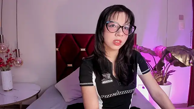 AliceThompsonn  online show from April 2026 12:56:01 AM