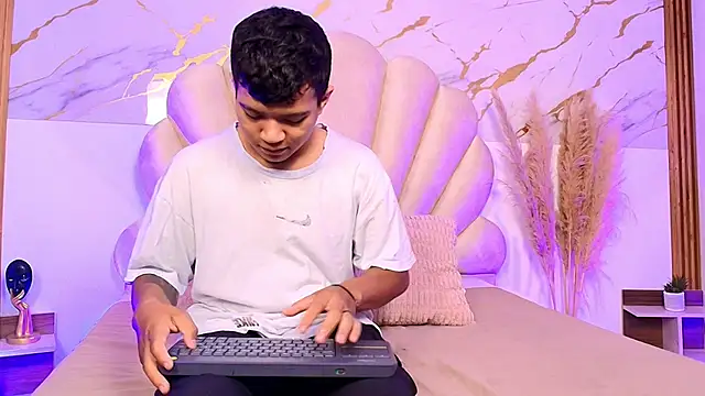 Miaa Hero online show from April 2026 07:39:02 PM