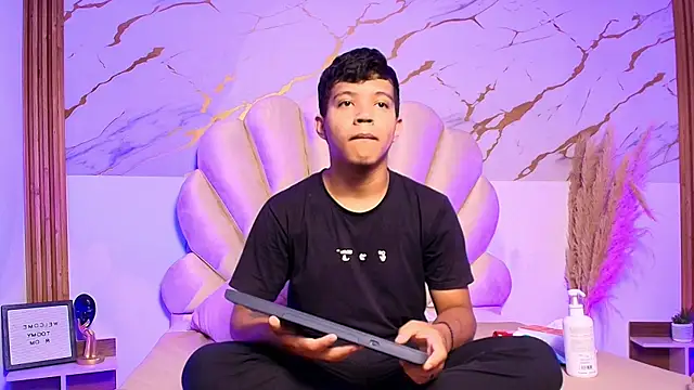 Miaa Hero online show from April 2026 07:29:02 PM