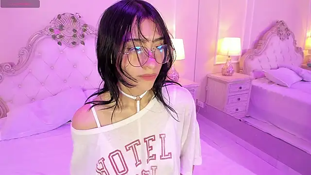 EstherValliere online show from April 2026 01:26:01 PM