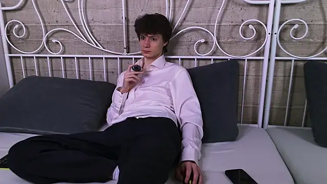 EdwardHogan online show from April 2026 05:05:02 PM