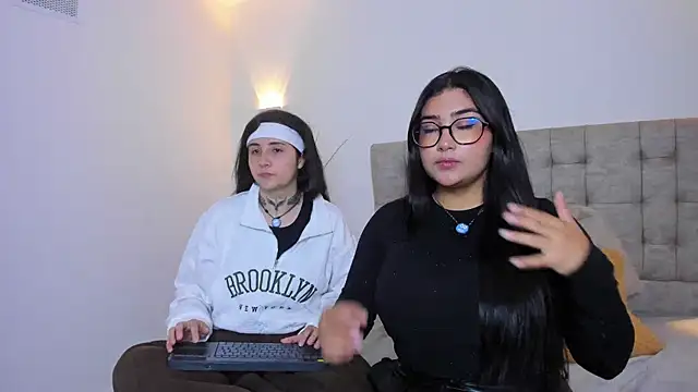 Elisa n Emma online show from April 2026 07:44:02 PM