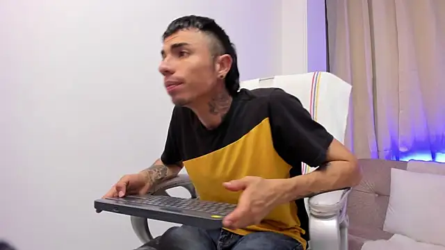 Charlie Foxie online show from April 2026 03:34:01 AM