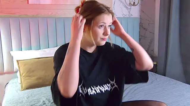 Mila blum online show from April 2026 05:17:01 PM