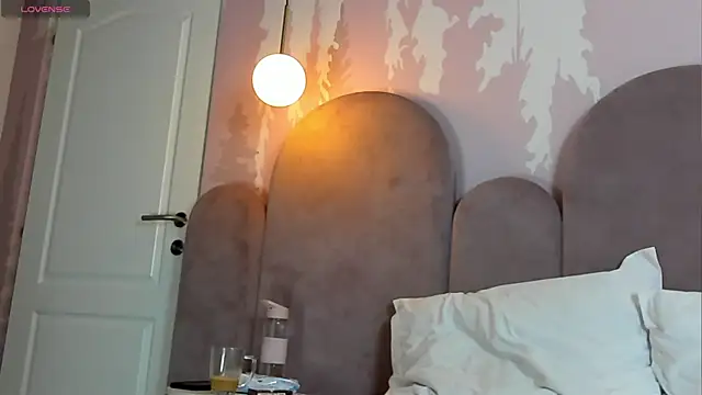 NolaDonovan online show from April 2026 07:00:01 PM