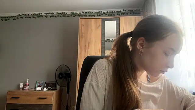 Milaissocute online show from May 2026 12:35:02 PM