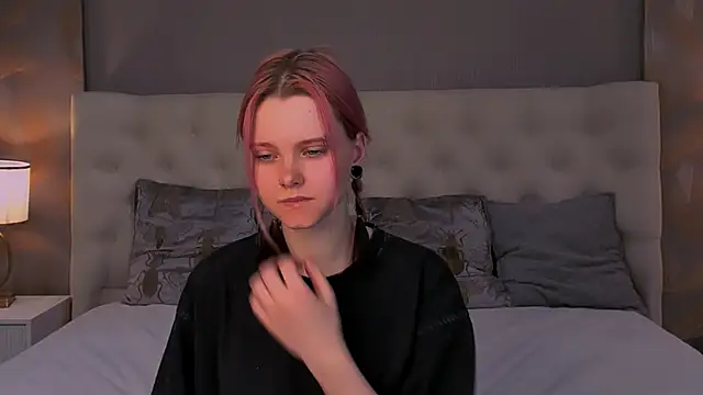 Lina Veyra online show from April 2026 12:01:01 PM