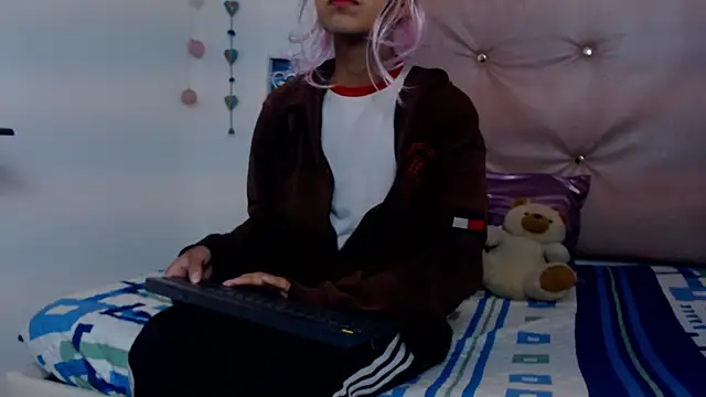 Aleja Scoott  online show from April 2026 05:18:01 PM