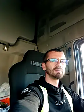 jozsi1995 online show from April 2026 05:54:01 AM