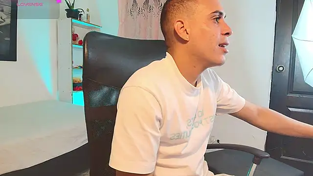 Axel  fierro online show from April 2026 10:51:01 PM