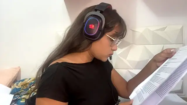 IsisValentine online show from April 2026 06:14:02 PM