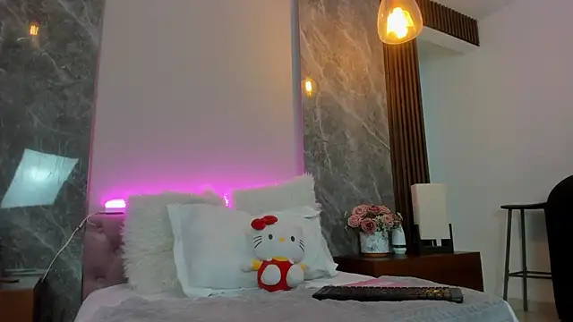 Scarlett Evanss  online show from April 2026 02:33:01 PM