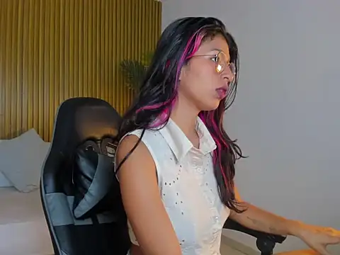 rosalita4  online show from April 2026 07:36:02 PM