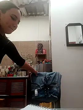 AlaiaLux online show from April 2026 09:37:02 PM