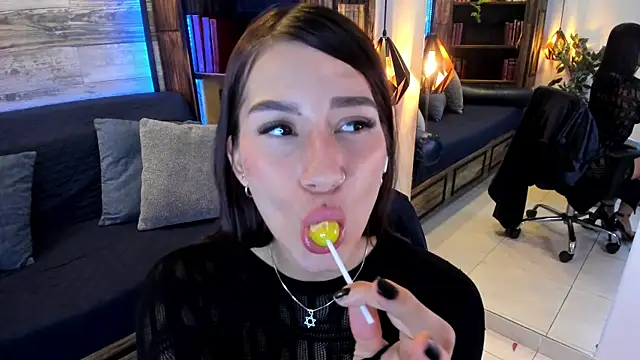 YamelBloom online show from April 2026 06:00:01 PM