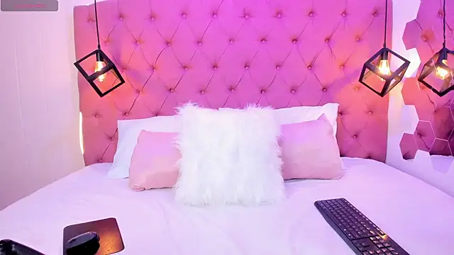 Emilycollson27 online show from April 2026 05:49:01 PM