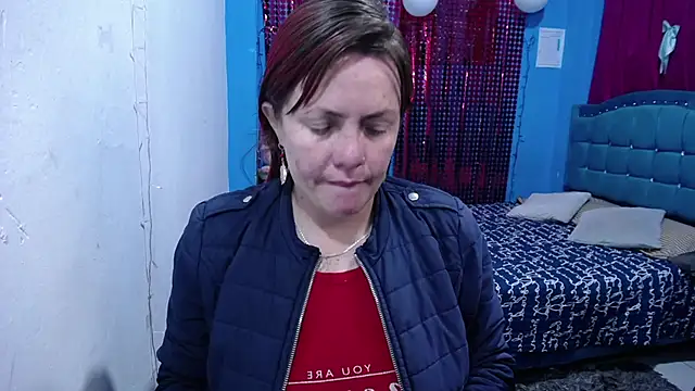 carolinhe26 online show from April 2026 01:48:02 PM