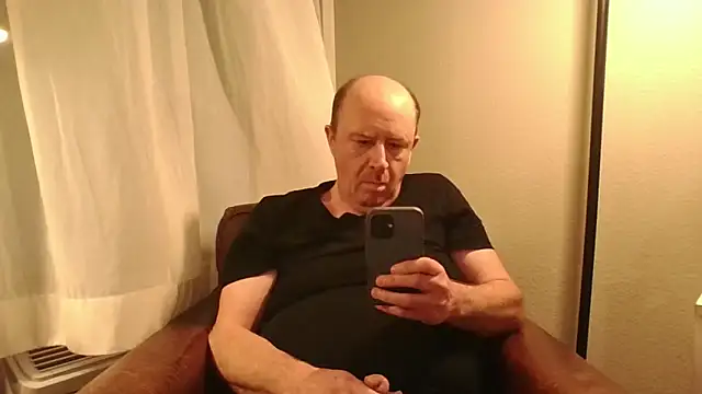 CallumBee online show from April 2026 04:37:01 AM