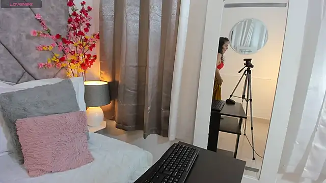 shaliny  online show from April 2026 07:31:02 PM