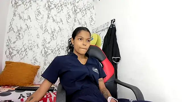 Snapshot of suriFoster chatting on July 2026 05:50:01 PM suriFoster online show from July 2026 05:50:01 PM
