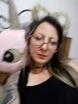 Snapshot of VALELUXX chatting on May 2026 01:44:02 AM VALELUXX online show from May 2026 01:44:02 AM