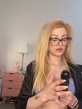 Snapshot of darkglitter26 chatting on July 2026 10:40:02 AM darkglitter26 online show from July 2026 10:40:02 AM