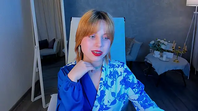 Snapshot of VivienneHebert chatting on April 2026 01:41:02 PM VivienneHebert online show from April 2026 01:41:02 PM