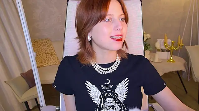 Snapshot of VivienneHebert chatting on May 2026 01:56:01 AM VivienneHebert online show from May 2026 01:56:01 AM