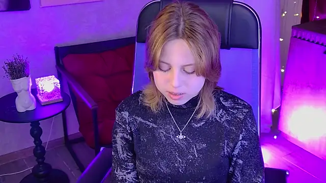 Snapshot of VivienneHebert chatting on July 2026 09:38:01 AM VivienneHebert online show from July 2026 09:38:01 AM