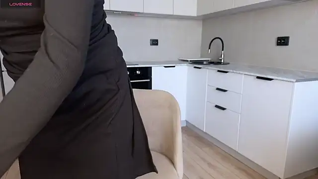 Molly Beauti online show from April 2026 05:02:02 AM