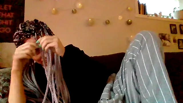 Snapshot of shyhornymommy chatting on May 2026 01:57:02 AM shyhornymommy online show from May 2026 01:57:02 AM