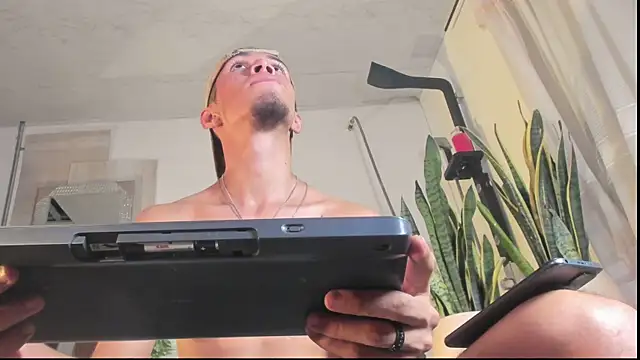 Noah Noir online show from April 2026 01:42:02 AM