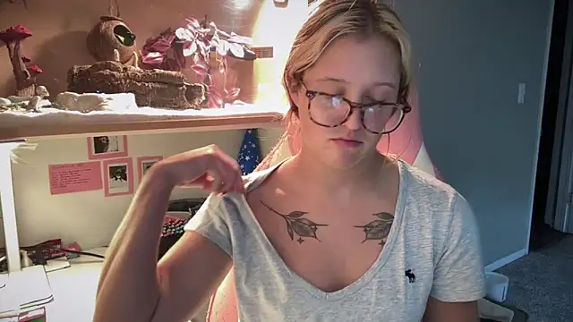 Snapshot of MUSCLEMOMMY1365 chatting on June 2026 07:02:02 PM MUSCLEMOMMY1365 online show from June 2026 07:02:02 PM