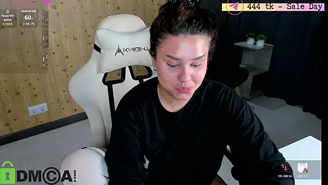 nicolewoss online show from June 2026 04:48:01 AM
