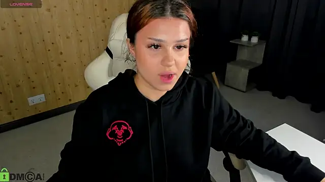 nicolewoss online show from July 2026 11:02:02 AM