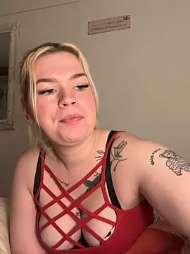 Snapshot of BlondeChaya chatting on April 2026 10:10:01 AM BlondeChaya online show from April 2026 10:10:01 AM