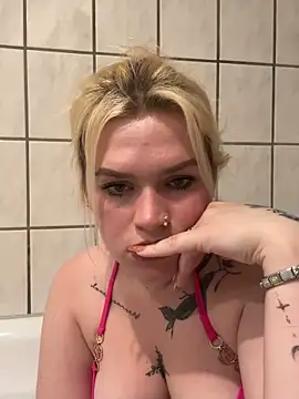 Snapshot of BlondeChaya chatting on April 2026 12:29:02 PM BlondeChaya online show from April 2026 12:29:02 PM