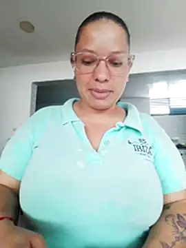 Snapshot of DivaCaliente1 chatting on May 2026 10:04:02 PM DivaCaliente1 online show from May 2026 10:04:02 PM
