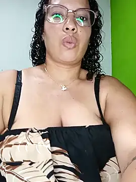 Snapshot of DivaCaliente1 chatting on May 2026 01:14:02 AM DivaCaliente1 online show from May 2026 01:14:02 AM
