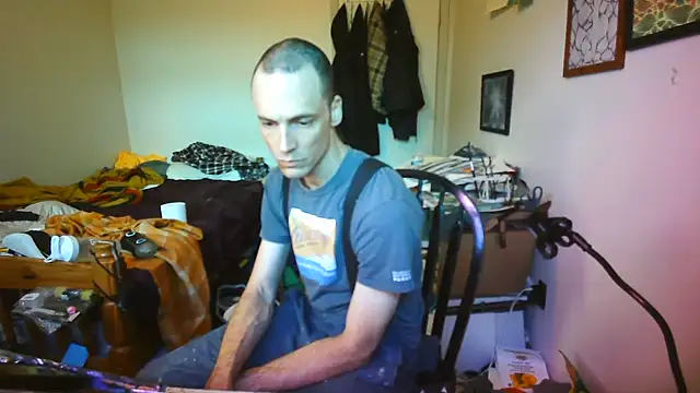 Snapshot of JohnnyMoves chatting on June 2026 07:24:02 PM JohnnyMoves online show from June 2026 07:24:02 PM