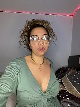 latinaenpareja online show from April 2026 11:18:01 PM