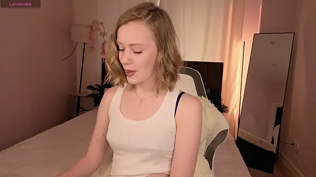 Snapshot of EvaHamilton chatting on June 2026 11:05:01 PM EvaHamilton online show from June 2026 11:05:01 PM