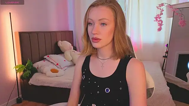 Snapshot of EvaHamilton chatting on July 2026 12:24:01 AM EvaHamilton online show from July 2026 12:24:01 AM